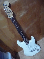 VINTAGE STRAT SQUIER 1997 NICE item