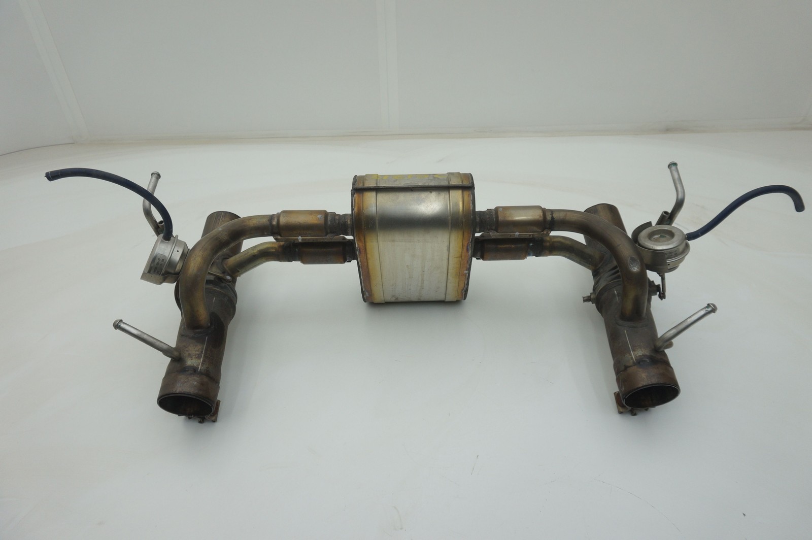 Rear Central Exhaust System Muffler Silencer OEM 844311 Ferrari 488 Spider 2017