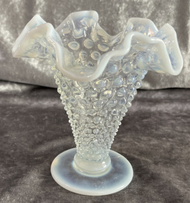 フェントン　ムーンストーン　ホブネイル　オパルーセント Vintage Fenton Hobnail Moonstone Opalescent Glass Vase Fluted Edge