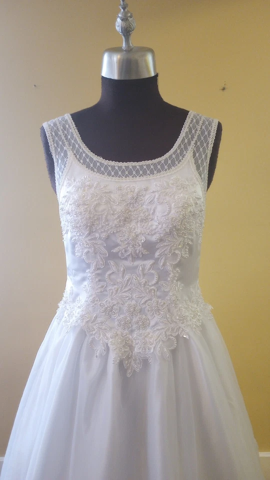 Vintage wedding dress Women size 12 White Beaded Top Ball Gown Veil Included - Image 3 of 4