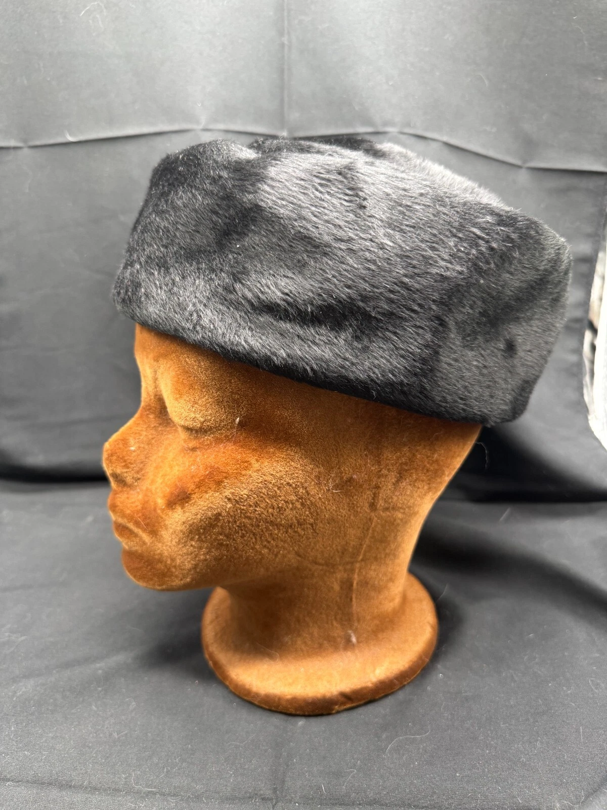 Chapeau pilulier italien fourrure noire Miss Dior créé par Christian Dior vintage années 60