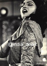 Fotografia sexy tettona modella indiana attrice donna Silk Stha Risque SIL 008