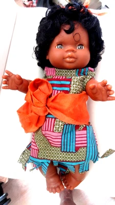 POUPEE MINIKANE EN VINYLE DE 34 CM MULATRE - Photo 1/4