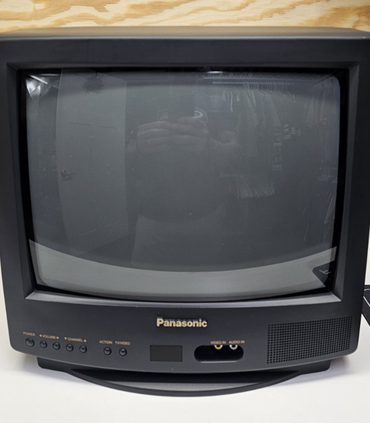 Panasonic 13” CRT Color TV CT-13R18W Retro Gaming Monitor - Tested