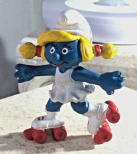 vintage Rollerskate Smurfette - euc