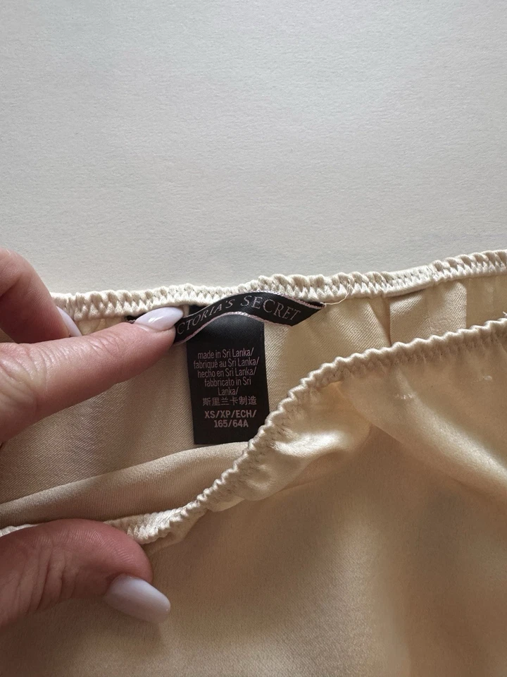 Victoria’s Secret XS Falda Beije Negra Encaje Cintura Alta Satén XS Foto 3 de 4