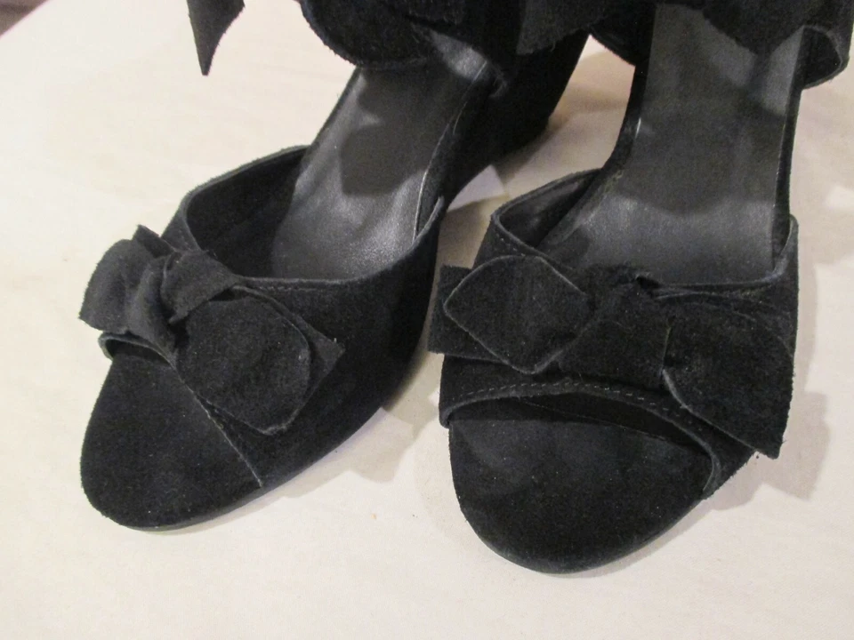 Zapato para mujer Kimchi azul de 3" con tacón de cuña talla 6M negro gamuza cremallera y moño usado en excelente estado Foto 3 de 4