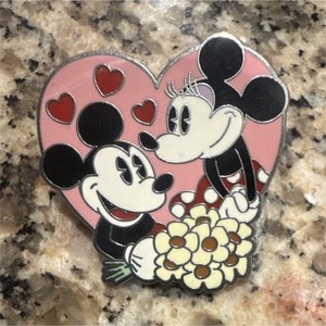 Disney Mickey Mouse Valentine's Day Heart Pin Single Collectible