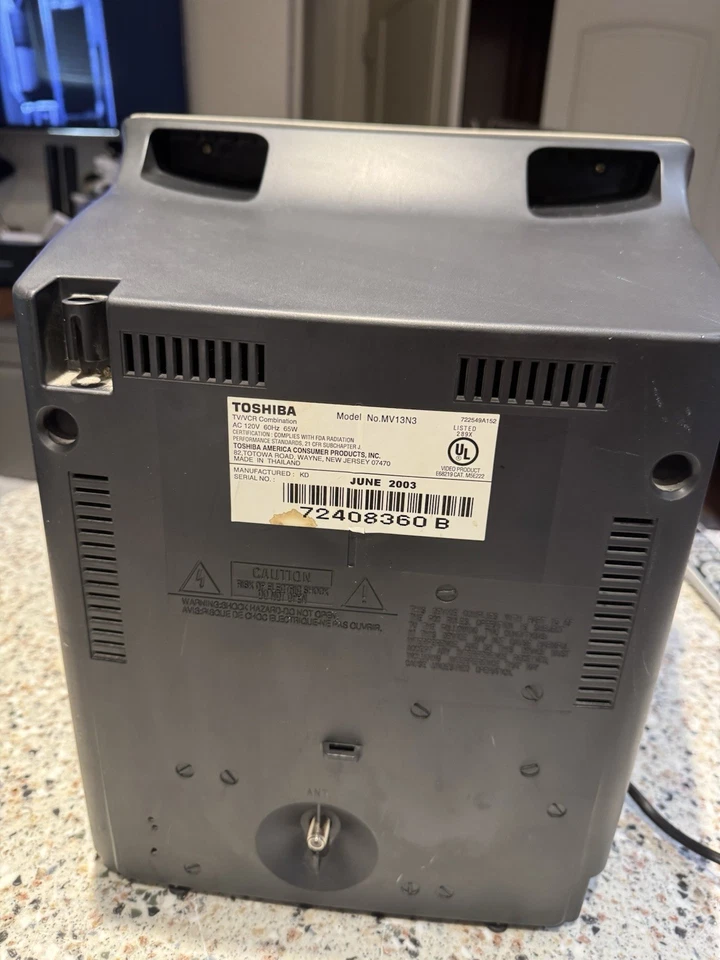 TOSHIBA MV13N3 13" TV/VCR COMBO TESTED! Tv Works VCR Does Not. With Remote - Image 4 of 4