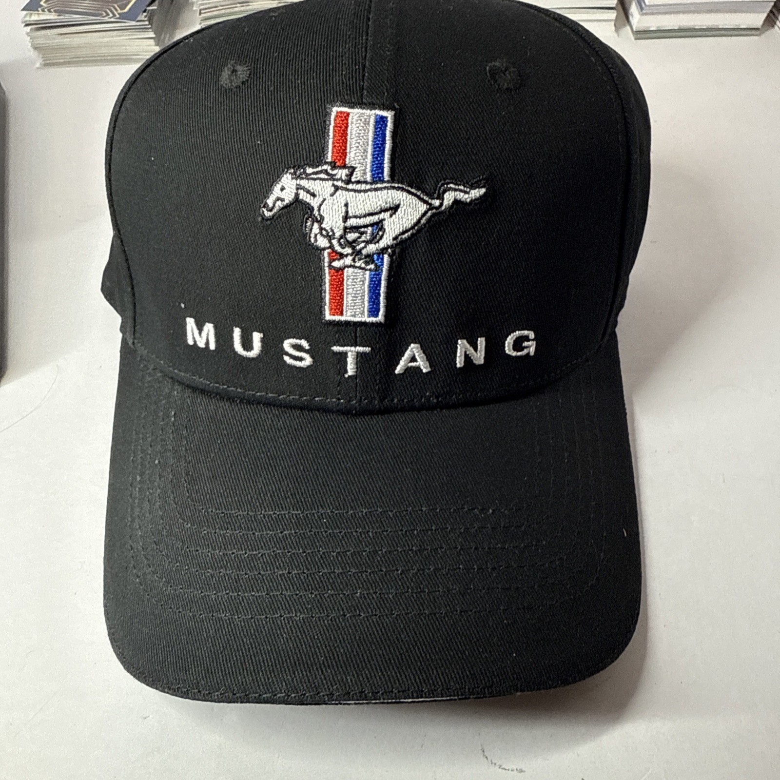 CAPPELLO Cappellino a sfera regolabile ricamato logo pony Ford Mustang Tri Bar