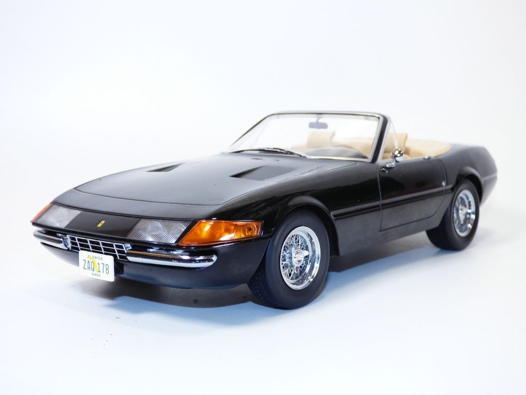 Cabriolet Ferrari 365 GTS/4 miniature 1/18 pour décoration de bureau vintage