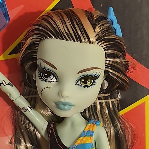 Monster High Frankie Stein Gloom Beach Doll w Purse & Sunglasses White Elastics - Picture 5 of 24