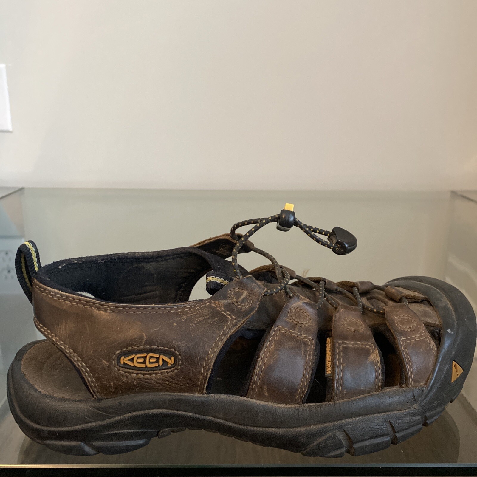 Sandali sportivi KEEN uomo taglia 9 impermeabili cravatta elastica pelle marrone comodi in ottime condizioni