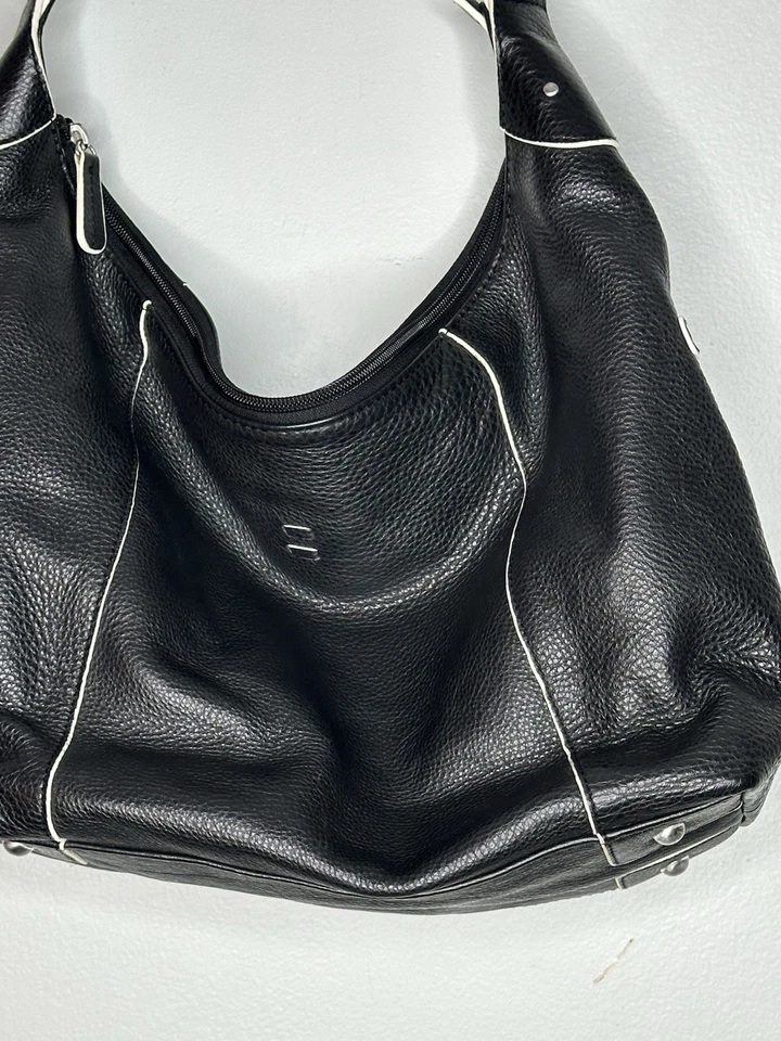 Bolsa de ombro Ellington preta couro pebbled grande acabamento branco alça tiracolo - Imagem 3 de 4