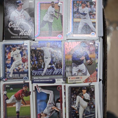 6000+ 2025 Topps Series 1 Bulk Lot Celebration Rookies Stars Base inserts 26lbs - Bild 5 von 5