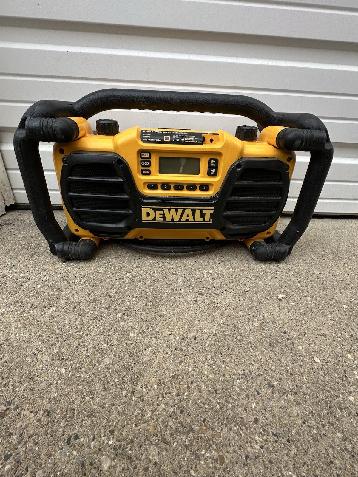 DEWALT DC012 AM/FM Radio Clock Bass Headphone Aux Yellow Black Worksite