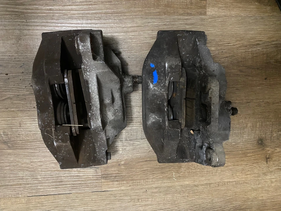 Conjunto de pinças de freio dianteiras Sumitomo fabricante de equipamento original Lexus LS400 1995-2000 esquerda direita - Imagem 3 de 4