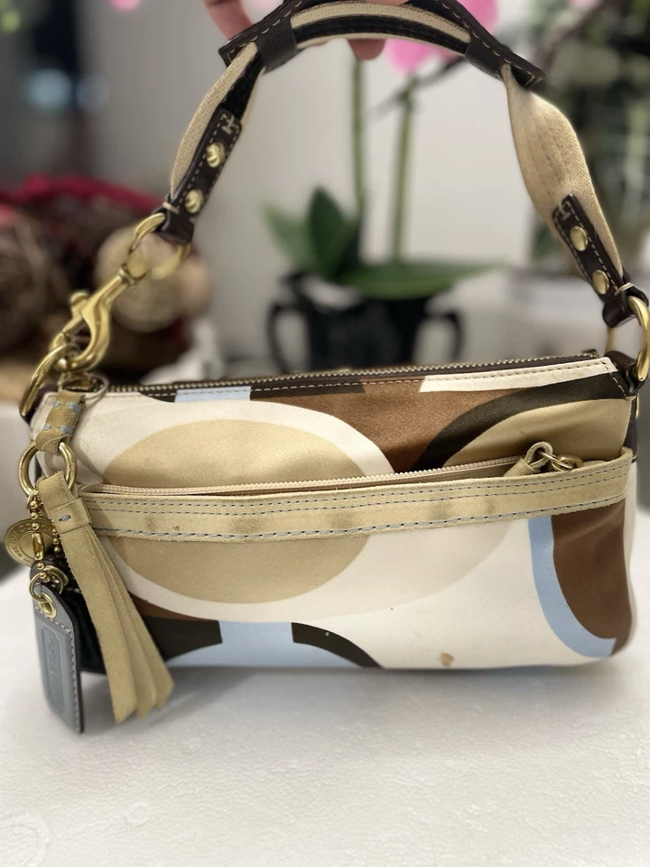 Cartera de mano Coach Hampton Signature con estampado de bufanda multicolor Demi Foto 4 de 4