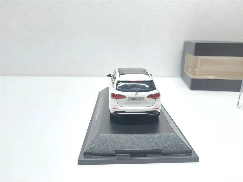 Mercedes-Benz B-Klasse (W247) Bianco del 2018 - 1/43 Herpa art. B66960457 - Immagine 3 di 4