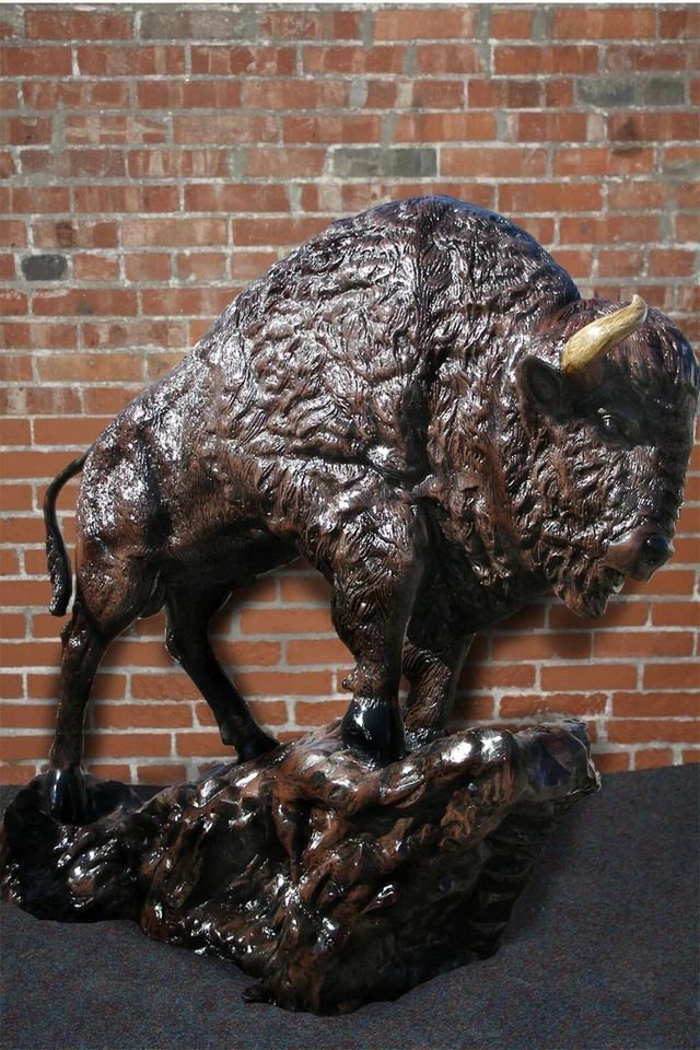 Estatua de animal de aluminio fundido de búfalo/bisonte en roca parece arte de bronce/patio Foto 2 de 3