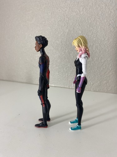 Figuras de 6" Marvel Legends Across The Spiderverse Miles Morales y Spider Gwen - Imagen 5 de 7
