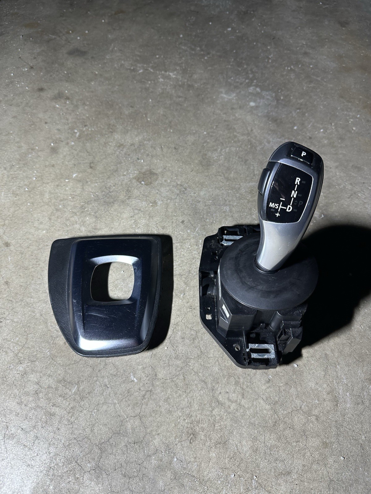 2008-2010 BMW E60 528xi 535i 550i Automatic Shifter Assembly with Trim Bezel OEM