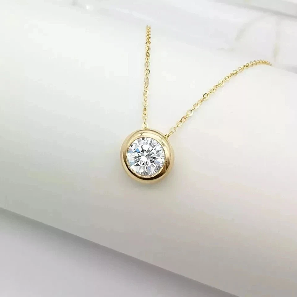 Collar solitario con bisel de diamantes redondo creado en laboratorio de 1 quilate enchapado en oro amarillo de 14 k Foto 4 de 4