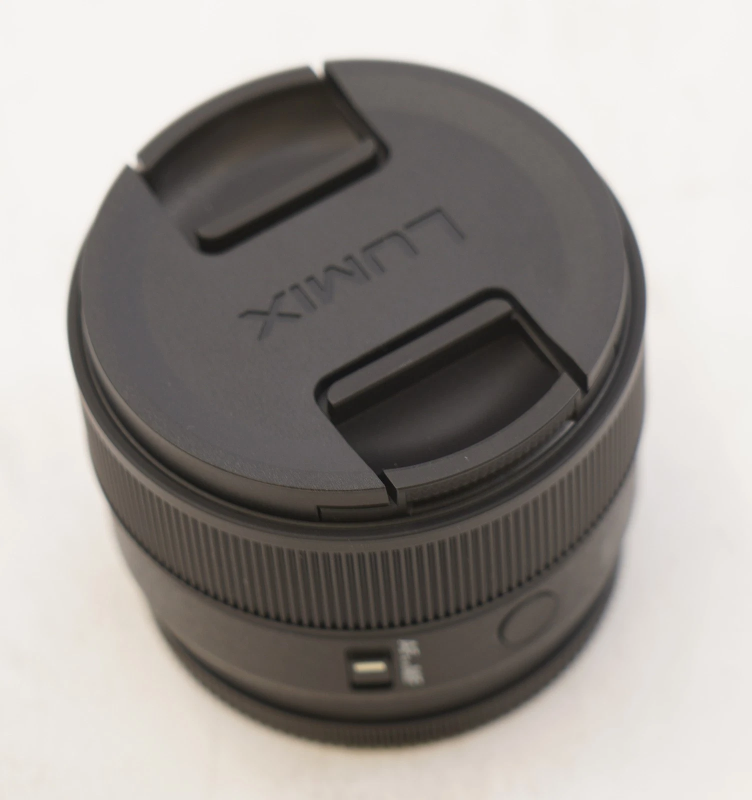Panasonic LUMIX S 40mm f/2 Compact Prime L-Mount Lens (Black) image 2
