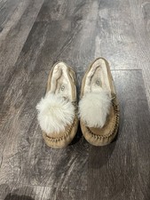 UGG Women's Size 6 Dakota Pom Pom Slipper Chestnut Shearling Moccasin