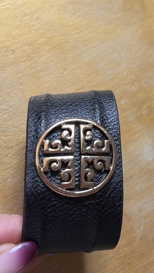 ¡¡Raro!! Brazalete Tory Burch Vintage Cuero Negro Con Medallón Dorado ¡Precioso Usado en Excelente Condición! Foto 2 de 4