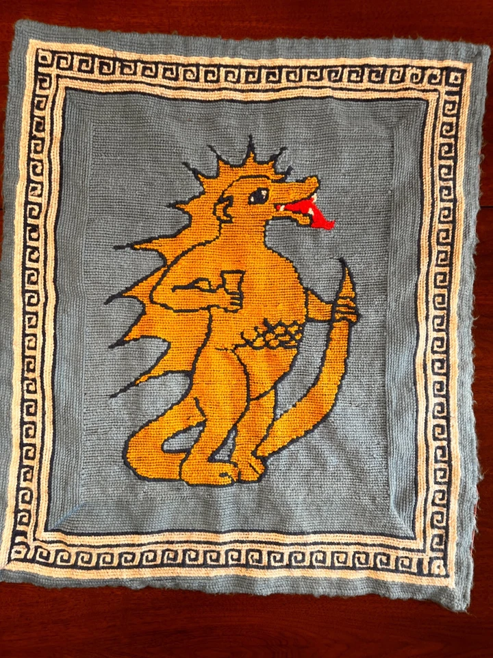 Tapiz de ganchillo vintage dragón colgante de pared 29"x 33,5" Foto 2 de 4