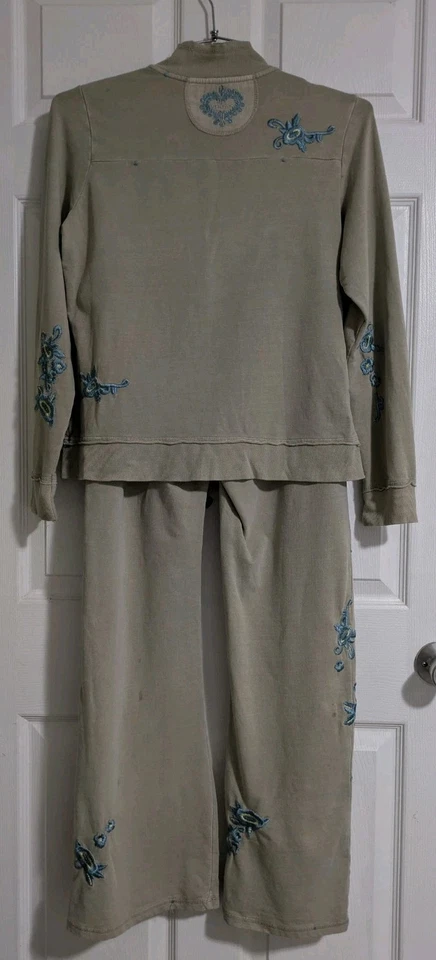 Conjunto de Moletom Vertigo Paris Y2K Feminino Jaqueta Grande, Calça Bege Bordado CE  - Imagem 2 de 4