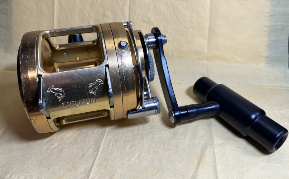 Penn International 50T 2 Speed Cal's mit Tiburon Rahmen & T-Bar MK II Griff