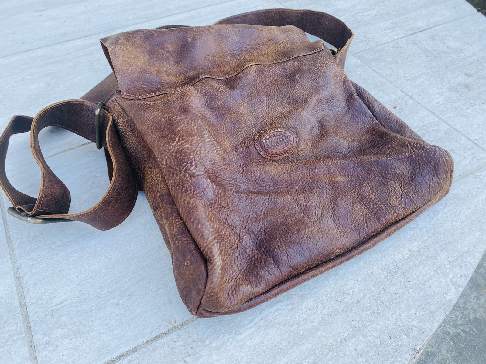 Vintage Roots Canada Leather explorer messenger Bag Gem