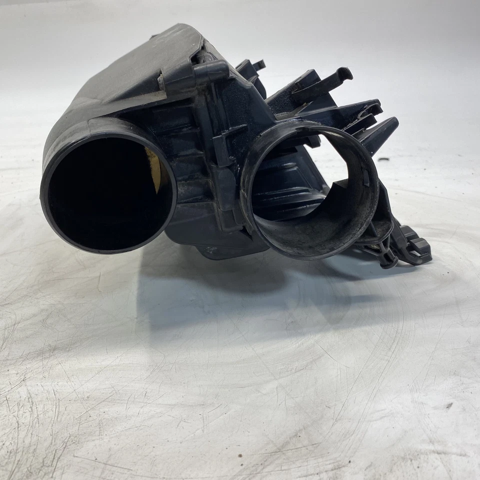 Used Air Cleaner Assembly fits: 2012 Mercedes-benz Mercedes c-class 204 Type Cpe - Image 3 of 4