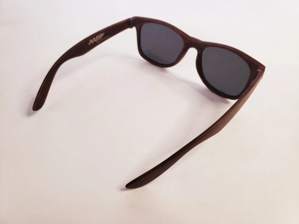 Gafas de sol de diseño de madera de nogal sintético con marco de plástico revestimiento de protección UV  Foto 4 de 4