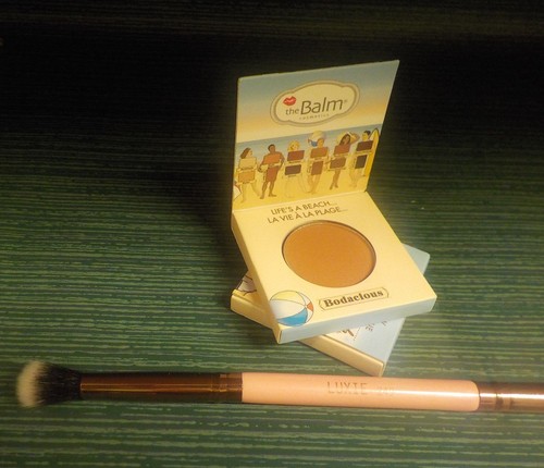 2x Sombra de ojos The Balm Nude Beach Bodacious con cepillo de lujo volumen 3 1,3 g - Imagen 2 de 2
