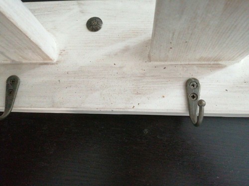 Attaccapanni a muro in legno massello abete a 4 posti color bianco decapato. - Foto 3 di 3