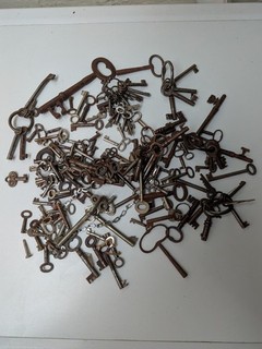 large Job lot collection of antique & vintage old keys