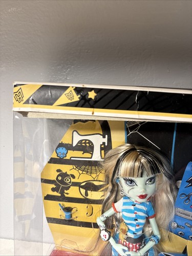 Monster High Doll Frankie Stein Home Ick 2011 please read-price Drop-read - Picture 2 of 13