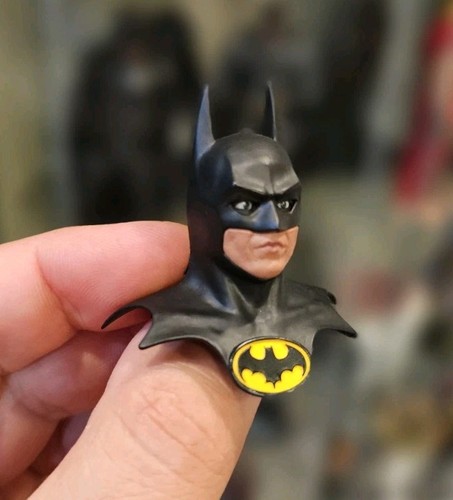 Mezco One:12 Batman 1989 89 Battle Pers Shifting Eyes Michael Keaton 1/12 Scale - Picture 3 of 6