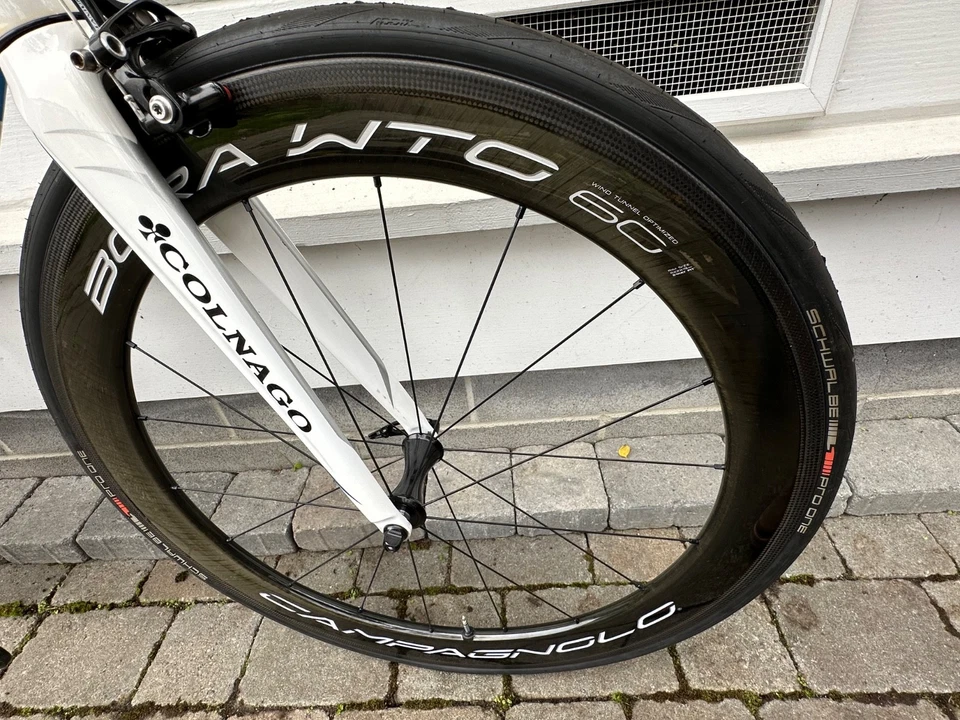 Bicicleta de carretera Colnago M10s 54 inclinada blanca/azul Campagnolo EPS Bora OMC 60 ruedas Foto 3 de 4