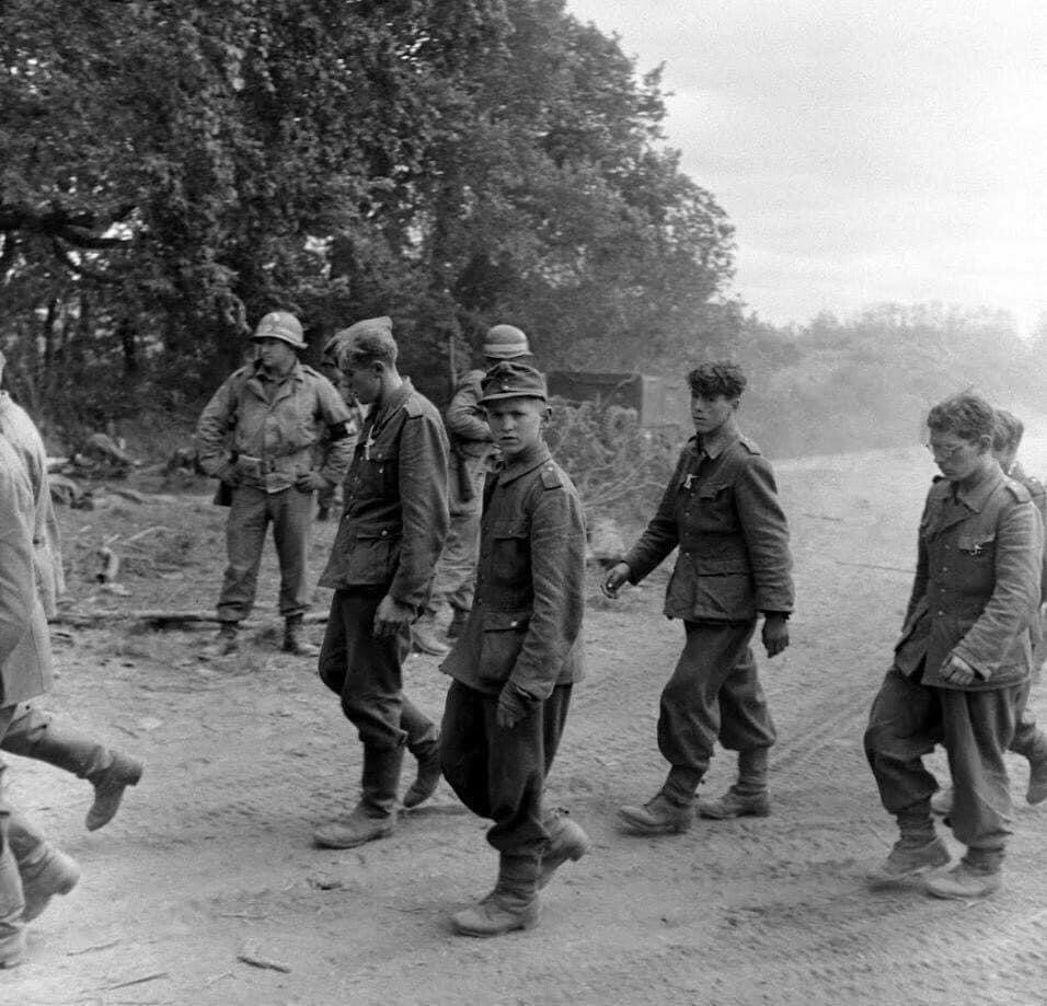 WW2 WWII Photo German Prisoners or War & US Military Police