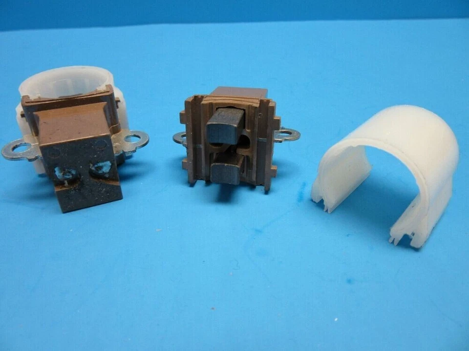 WVE Alternator Regulator Brush Holder Assembly JX15 OEM# 2737075060 for TOYOTA - Image 4 of 4