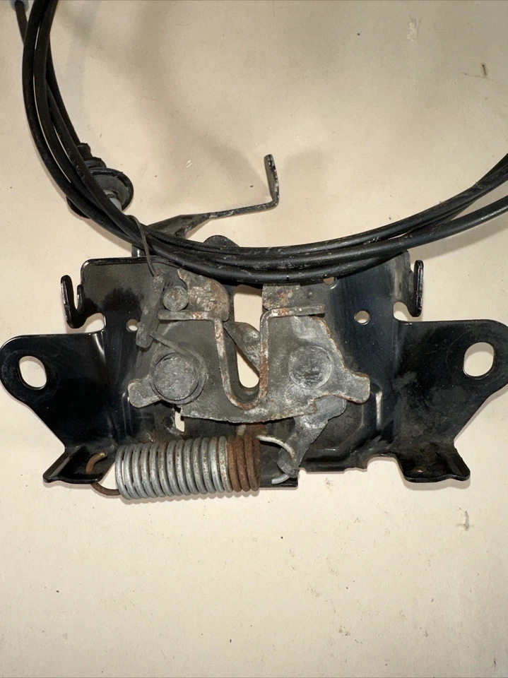 Cierre capó deportivo Mazda 3 2014-2016 OEM Foto 4 de 4