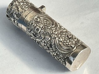 Una bottiglia di profumo vittoriana in argento con piano incernierato marcata a Londra 1899
