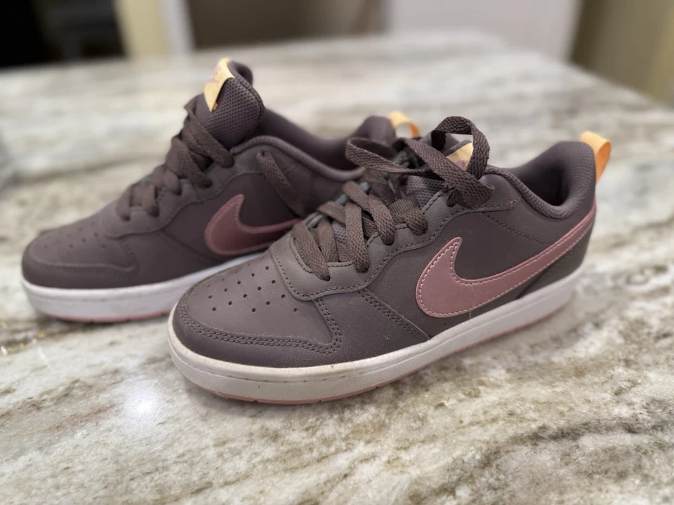 Nike Court Borough Low 2 Talla 4Y Mineral Violeta/Tinte Melón/Esmalte Rosa Foto 3 de 4