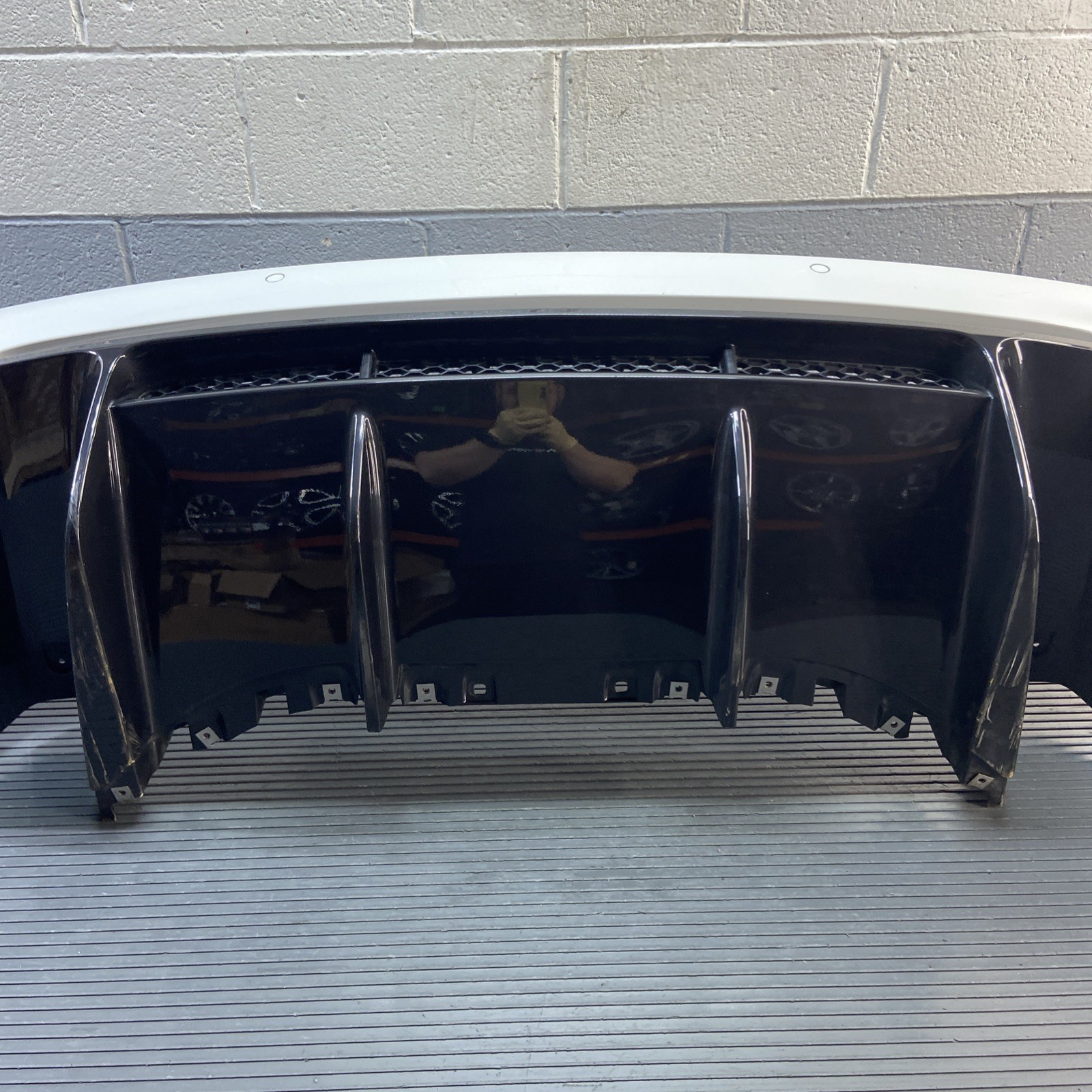 2017-2018 Audi R8 4S V10 Rear Bumper Cover W/ Diffuser White LS9C OEM *NOTE*