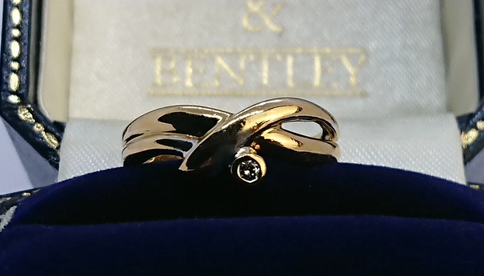 Anillo solitario de diamantes de oro de 9 quilates con cinta torcida - talla L Foto 2 de 4