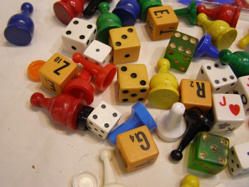About 200 Pcs Game Bits Parts Pawns Tokens Checkers Dice & Shaker - Picture 9 of 11